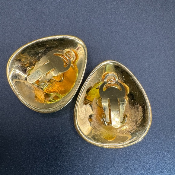 ‼️FINAL PRICE‼️  LOT 354 24K gold plated Chanel vintage clip on earrings - Picture 12 of 12